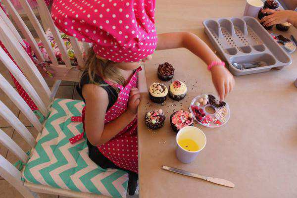 decorating cupcakes